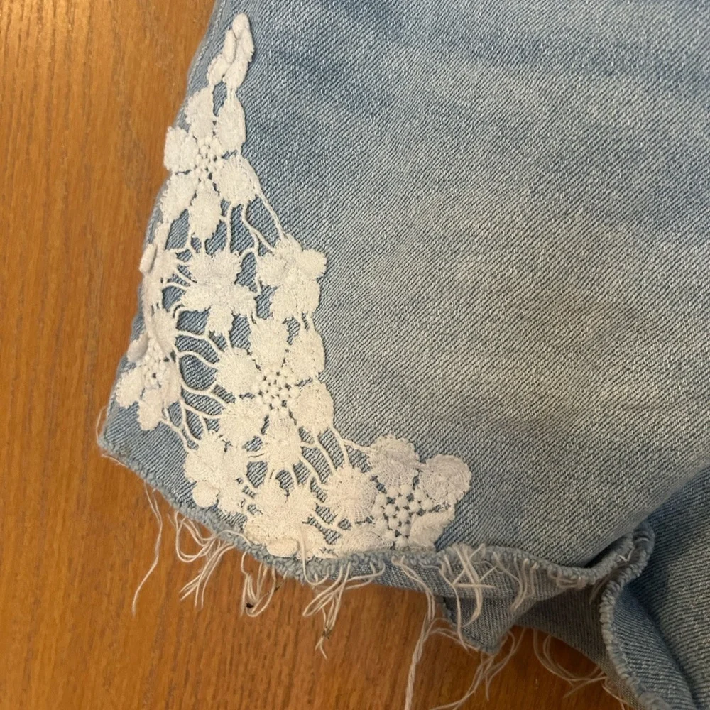 Hollister Light 5/4 w27 Blue Denim Shorts with White Lace Appliqué